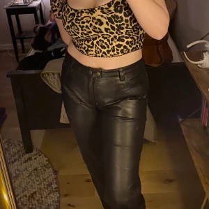 Svarta Läderbyxor - Jättesnygga läderbyxor köpta secondhand! Tyvärr saknas märkeslappen, men skickar gärna fler bilder i DM! Säljs för att dem är för långa för mig (170cm) 💞 Köparen står för frakt!