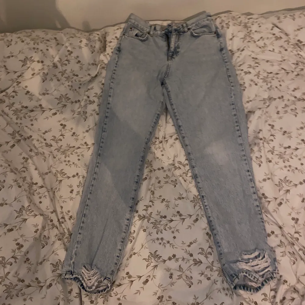 Ljusblåa jeans med ”söndriga” ben från Gina!. Jeans & Byxor.