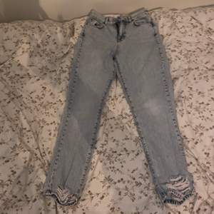 Ljusblåa jeans med ”söndriga” ben från Gina!