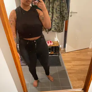 Sleeveless crop top från weekday. Gjord på något räfflat scuba material. Skitnygg. Strl M. 50 kr + frakt tillkommer