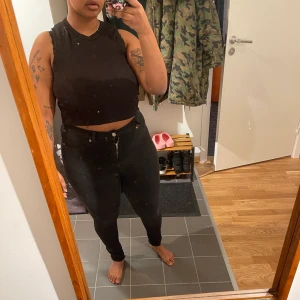 Crop top - Sleeveless crop top från weekday. Gjord på något räfflat scuba material. Skitnygg. Strl M. 50 kr + frakt tillkommer