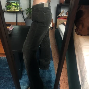 Manchester byxor  - Säljer ett par gröna Manchester byxor i storlek 44, jag är normalt 25/32. Använder dem med skärp 😄