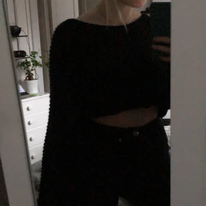 Stickad tröja - Säljer denna stickade tröja ifrån Flash woman i storlek L. Jag använder oftast XS eller S men denna är mycket liten i storleken som ni ser på bilden. Köparen står för frakten:)