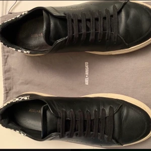 Axel Arigato sneakers  - Väldigt sparsamt använda och i fint skick.  Material: läder  Storlek: 43  Modell: Axel Arigato Nypris: 1800 kr Se mina andra annonser . Samfraktar gärna :)