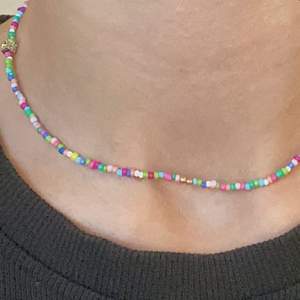 Halsband med mixade färger och en liten stjärna✨(frakt ingår i priset)✨