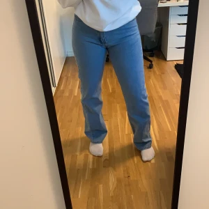 Vintage jeans  - Skitsnygga blåa raka jeans. Köpta på secondhand, står tyvärr inte storlek i dom men jag brukar oftast ha 38 i byxor (27/28). Jag är 172cm och på mig är dom långa vilket jag älskar men man kan ju absolut sy upp dom eller klippa av dom annars. De har någon solblekt ”rand” baktill men enligt mitt tycke syns de knappt(eftersom ena ”randen” är precis mellan vänsterbenet och rumpan, så den syns knappt aldrig), jag har använt dom som vanligt men fläckarna fanns redan när jag köpte dom. Går säkert att få bort/jämna ut med sandpapper (jag har inte provat). Men riktigt fina högmidjade jeans iaf💙💙