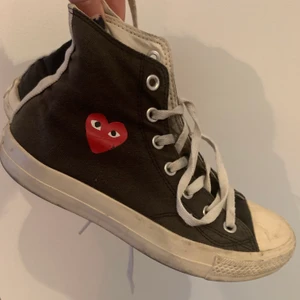Commes des garcons - converse - intressekoll på mina cdg-converse!💕 väl använda men fortfarande schyssta! Säljer vid bra bud❤️! Köpare står för frakt kan annars mötas upp i Stockholm❤️