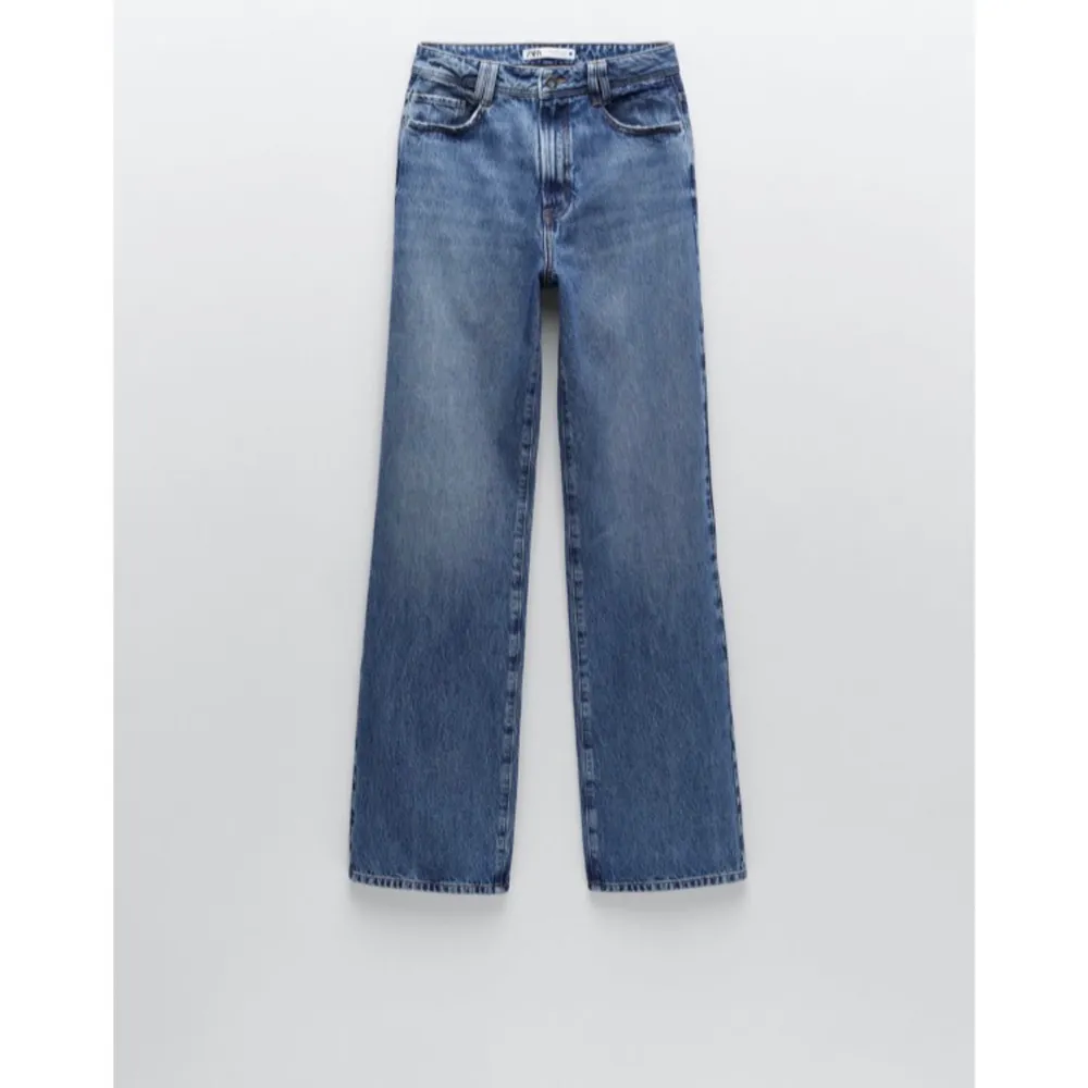 Jeans från Zara som är straight leg full lenght! Modellen heter Z1975 och har full längd på benen. Nypris är 399 och de är världigt snygga! Säljer för att de är lite för stora för mig. Slutsålda överallt! Storlek 38 men passar mer en 36. Jeans & Byxor.