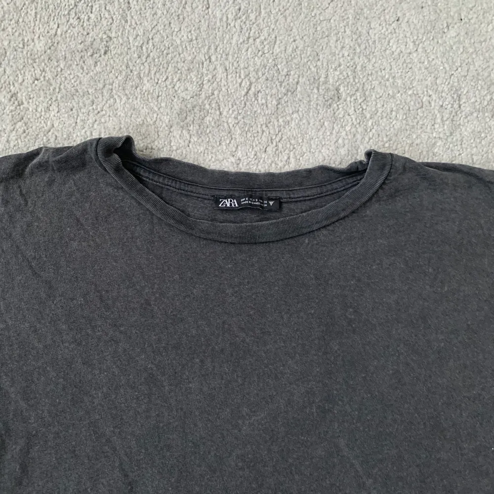 Enfärgad basic t-shirt från zara, mörkgrå                                                         Köparen står för frakten. T-shirts.