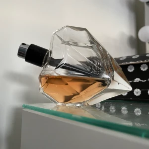 diesel damparfym - diesel. en av favoriterna som jag tyvärr måste sälja. 100ml- ungefär 40ml kvar i. 