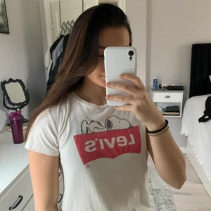 Leviströja med snobbentryck - Leviströja med snobben på i mycket fint skick. Säljes pga kommer ej till användning