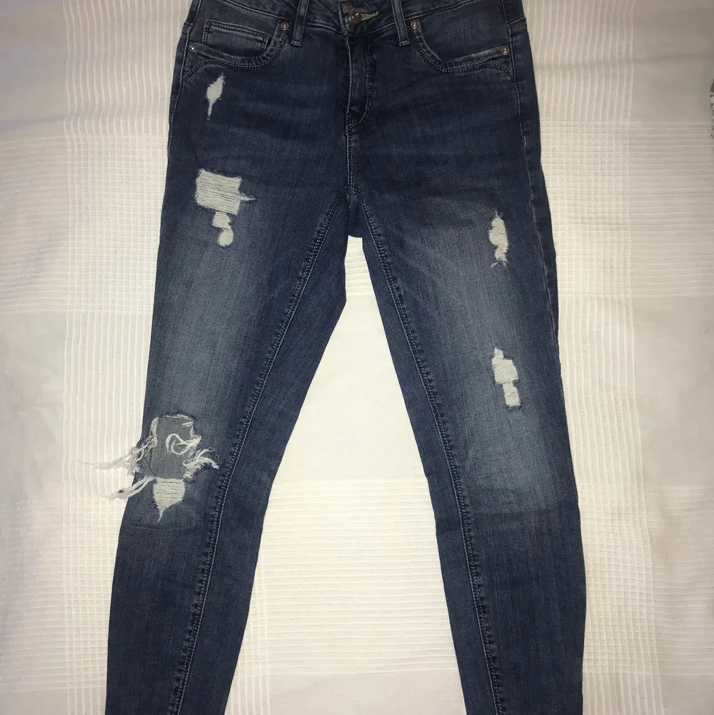 Blåa jeans med slitningar från Only, strl W26L30 men skulle säga ca XS (kortare i modellen). Köpare står för frakt. Jeans & Byxor.