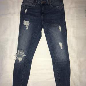 Blåa jeans med slitningar från Only, strl W26L30 men skulle säga ca XS (kortare i modellen). Köpare står för frakt