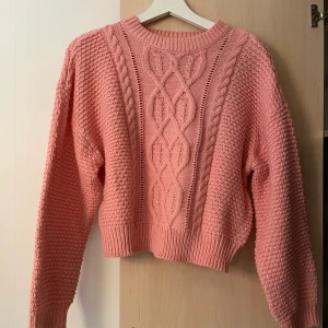 Rosa stickad tröja - Rosa stickad tröja, som är cropad från H&M. Kan mötas upp alternativt står köparen för frakten 🌟