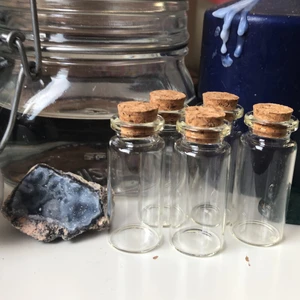 Säljer små glas flaskor! - Nu säljer jag små glas flaskor! 💗Jag har så många så jag kan lika gärna sälja några! 💗Super gulliga! Ni kan sätta små saker i dom jag använder själv dom till witch crafting! 💗💗 frakten går på 11 kr alltid!!