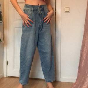 Ett par helt nya jeans från shein som säljs endas för d är förstora 