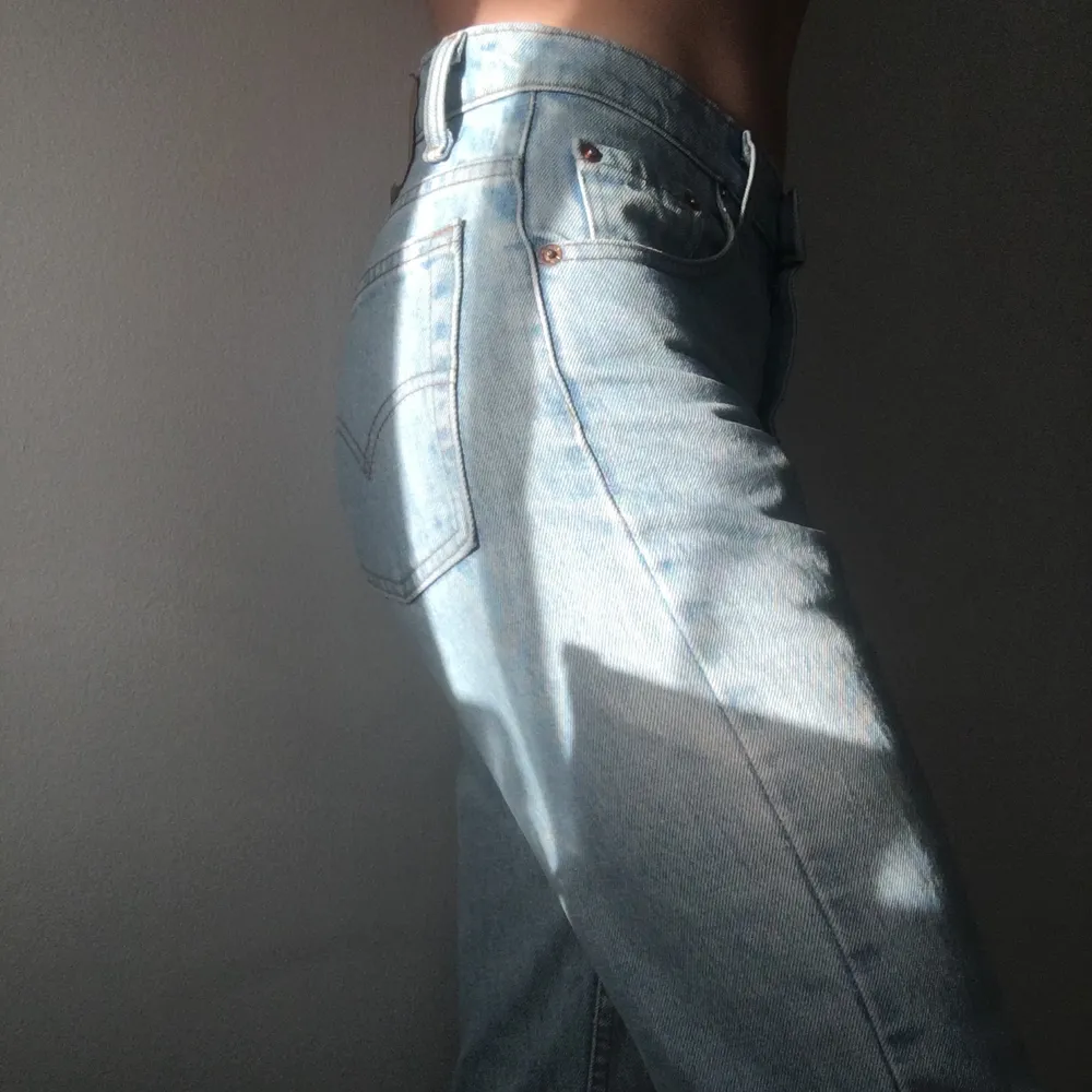 Vintage Levi’s jeans i jättefint skick. Dem är relativt raka i benen med slits längst ned. Storlek 28/34, sitter som 24-26/34. Jag är 180 med str xs. Frakt tillkommer 😙. Jeans & Byxor.
