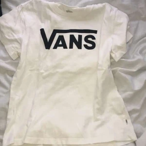 Vans t-shirt vit - Säljer denna Vans t-shirt! Pgd förliten. Storlek S.💕