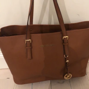 Michael kors  - Säljer denna väska för kommer ej till användning. Helt äkta. Högsta bud får den. Köparen står för frakt❤️🥰