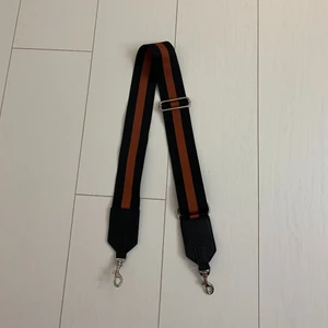 Väskband  - Supersnyggt band till en väska i svart och vinrött. Frakt tillkommer