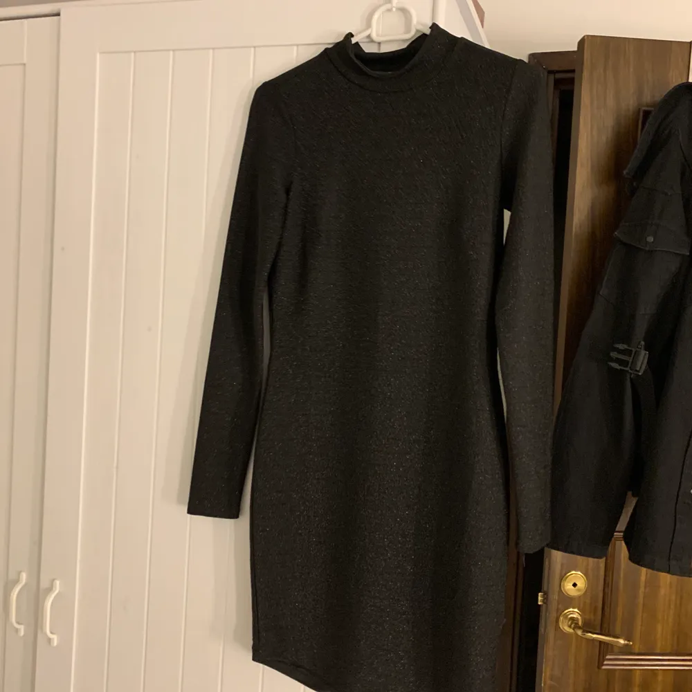  Jättefin svart tajt klänning från Gina Tricot, knappast använd då den är förstor, storleken är XS men passar till både XS och S, köparen står för frakt den och priset kan diskuteras. Klänningar.