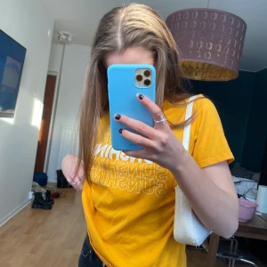 T-shirt - Orange tröja från ginatricot, storlek M. Säljer då den bara hänger i garderoben