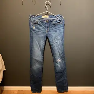 Lågmidjade jeans från hollister i storlek W:28 L:34. 🖤