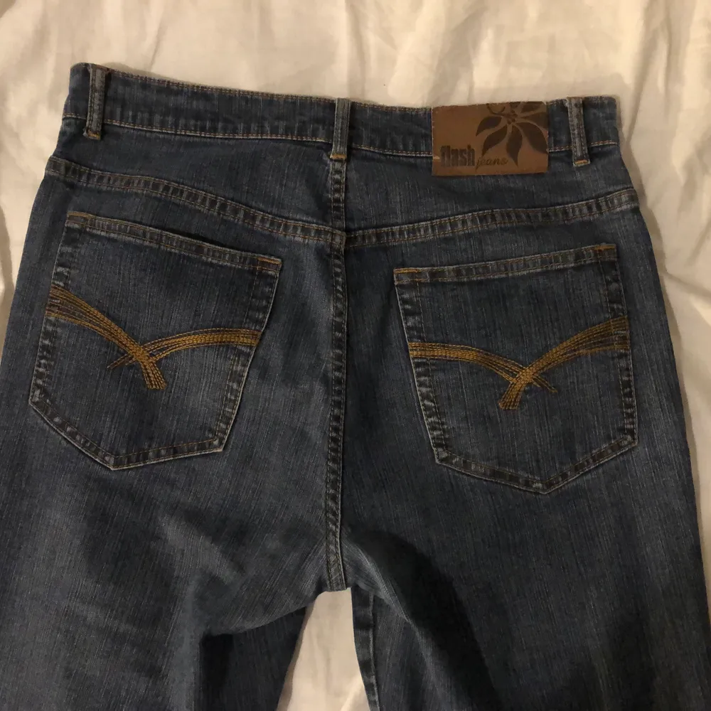 Flare/bootcut jeans. Troligtvis från tidigt 2000-tal, fint skick. Stretchiga med fin passform. Midjemått ca 80cm. Jag är 176. SAMFRAKTAR. Jeans & Byxor.