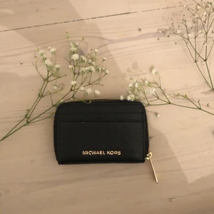 Plånbok - Säljer denna jätte fina plånbok som är helt oanvänd på grund utav har fått en ny. Högsta bud får den, original pris 1500kr, men start pris är 800kr🥰🥰 köparen står för frakt 