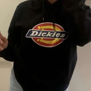 Svart dickies hoodie - Säljer denna hoodie. Fick hem fel färg så jag lägger ut den på plick istället! Alltså oanvänd. Tvättas innan leverans!❤️ jag står inte för postnords slarv