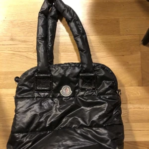 Moncler handbag - Asclean moncler väska (bootleg), köpt secondhand och knappt använd💕 Buda från 100, köpare står för frakt💯