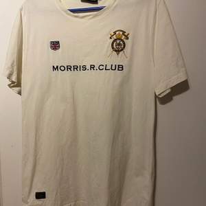 Vit T-shirt från Morris i storlek L, sparsamt använd. Inköpt för ca 600kr.