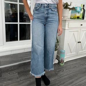 Weekday Veer jeans  - Weekday veer jeans i storlek 25 som jag säljer då de ej kommer till användning. Jeansen är endast använda ett par gånger. 
