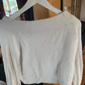 Stickad off shoulder - Supergullig stickad off-shoulder tröja från hm! Sparsamt använd 🥰