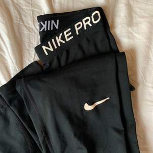 Säljer mina Nike PRO tights i storlek XS eftersom de har blivit för små. De är använda men fortfarande i bra skick! Texten är något sprucken och märket lossnar lite i kanten (se bild) - därav priset. Men annars felfria! 