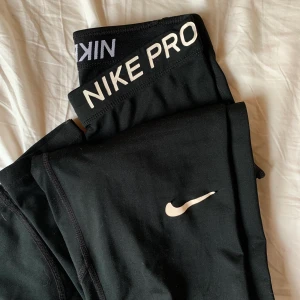 Nike PRO tights - Säljer mina Nike PRO tights i storlek XS eftersom de har blivit för små. De är använda men fortfarande i bra skick! Texten är något sprucken och märket lossnar lite i kanten (se bild) - därav priset. Men annars felfria! 
