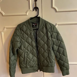 Bomberjacka - En grön bomberjacka storlek medium. Fint skick knappt använd!