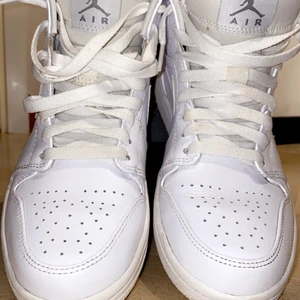 Air Jordan 1 Mid - Hej! Har ett äkta par riktigt schyssta AJ1, 3 gånger använda.    PASSA PÅ!    Skon Air Jordan 1 Mid har inspirerats av den allra första AJ1-skon. Fräsch vit färg vässar de rena, klassiska materialen och uppgraderar den välbekanta designen. Som Pricken över i:et till din outfit. Gå ej misste om dessa! Fler bilder kan skickas!🤩🌹  Mvh Lillia&Kayn