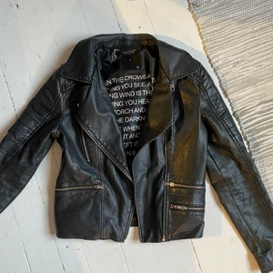 Skinnjacka storlek s - Jättecool skinnjacka från lager 157 i storlek S. 