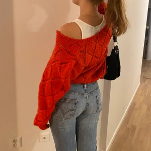 Stickad kofta! - Stickad kofta som passar över ett fint linne ✨ kan mötas på söder annars står köparen för frakt på 62kr!❤️ jag på bilden är s. Budgivning eller köp loss direkt