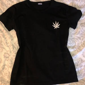 Tshirt - Med tryck, helt ny