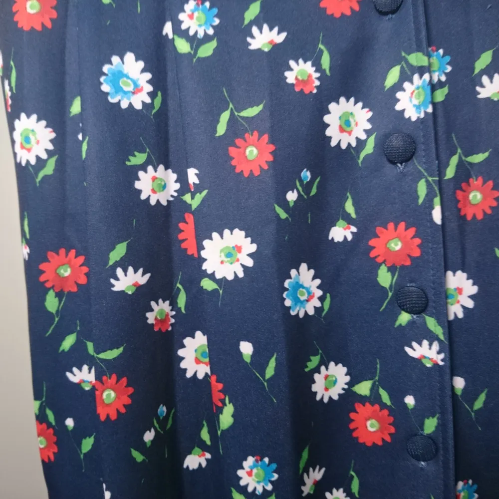Blommig vintage-långklänning! Blå botten med blommor och blad, lite sidenlikt material. Ingen storleksmärkning men bör passa L🌹. Klänningar.
