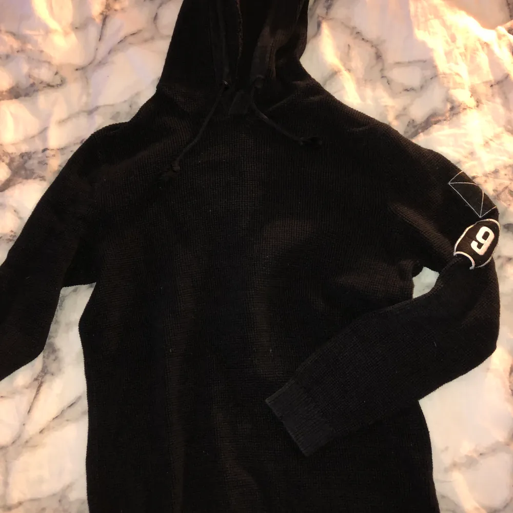 Stickad hoodie från jack and Jones. Nästan aldrig använd. Storlek s, herr, passar perfekt på mig som är en m. . Hoodies.