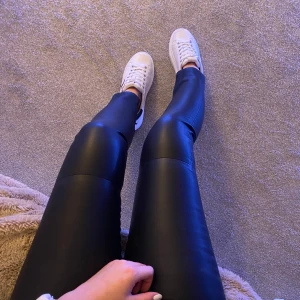 Dry lake skinnbyxa - Köpt från dry lake för 799 kr, slits med dragkedja längst ned, så man kan justera som man vill ha det.