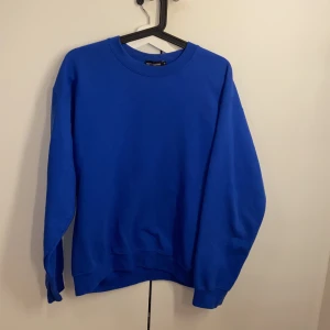 Blå sweatshirt  - Den är oversized i modellen och i gott skick, använd ca 2 gånger. En stark blå färg