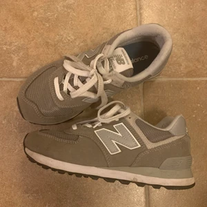 New Balance skor storlek 37 - Fina New Balance sneakers i storlek 37, mycket bra skick använda ett fåtal gånger! Nypris 1000kr säljer för 450kr inklusive frakt 🖤