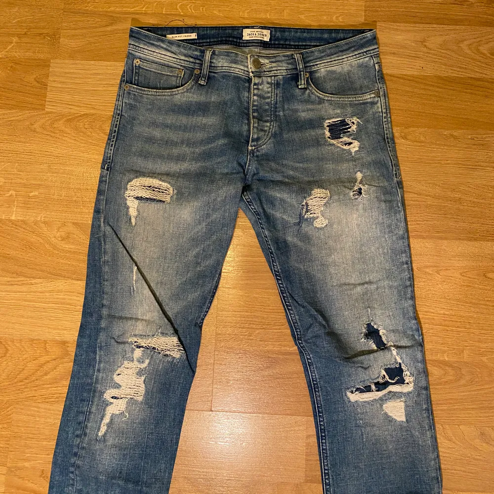 Säljer nu ett par skit snygga slitna jeans från Jack and Jones då jag slutat använda dom nypriset är 699 Skick 10/10  köparen står för frakten . Jeans & Byxor.