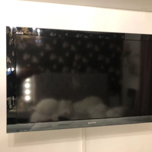Sony tv  - Säljer min sony bravia 40 kdl-40ex402 tv, kontrollens av och på knapp funkar men är lite trög