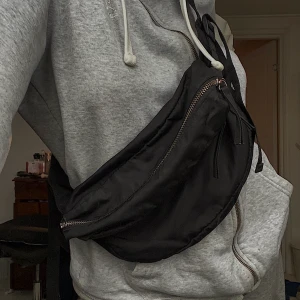 Monki, midjeväska  - Cool och rymlig midjeväska. Köptes för 2 år sedan för 300 kr. Kommentera eller skriv privat för fler frågor eller bilder.