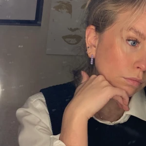 Örhängen  - Älskar dessa örhängen!!! De är pärlade varannan mindre pärla i blå och varannan lite större i lila. Lyfter en enkel outfit som den jag har på bilden💜 säg till om ni vill ha fler eller bättre bilder🥰